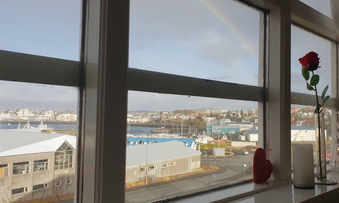 Hafnarfjordur Apartamento | Acogedor ático con hermosa vista al mar.