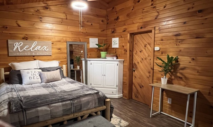 Stony Ridge Cabina | Cozy Perrysburg Cabin - Studio with Fireplace!