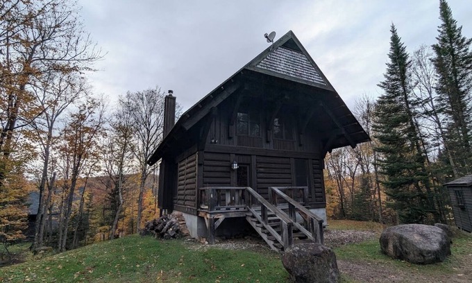 Lac-Superieur Chalet De Esquí | Cozy Pet-Friendly Chalet Noellie in Cote Nord Tremblant with spa, deck, ski
