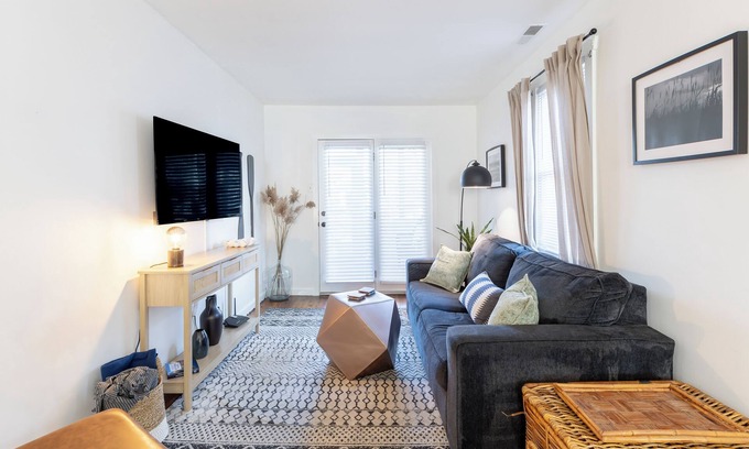 Villas Cabaña | Cozy Pet-Friendly Beach Cottage 2 Blocks from the Bay