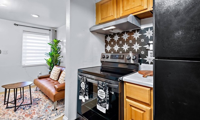 Downtown Baltimore Apartamento | Cozy Pet Friendly 2BR w/ Fenced Yard, Parking, Walk to Penn Sta. on JHU bus line