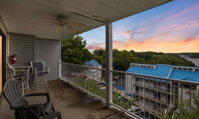 Osage Beach Condominio | Cozy Pet-Friendly Condo w/ Pool