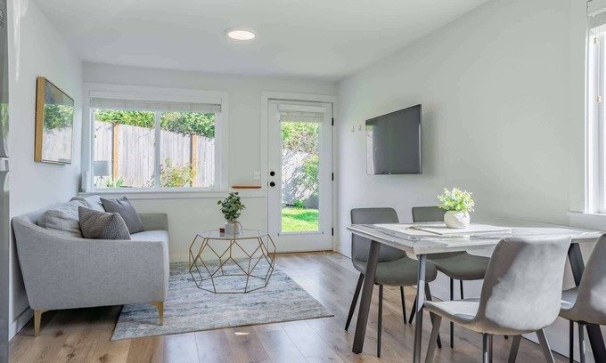 Greenwood Casa | Cozy Pet friendly Downstairs Retreat in Seattle