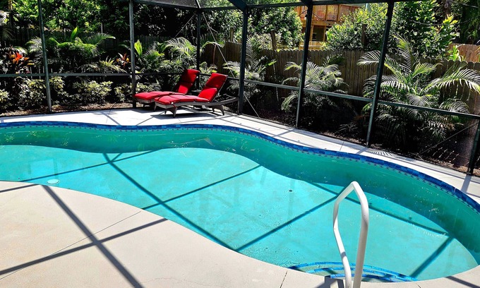 South Sarasota Casa | 🦩Cozy Pet-Friendly~Private Pool~Lucy By The Sea🦩