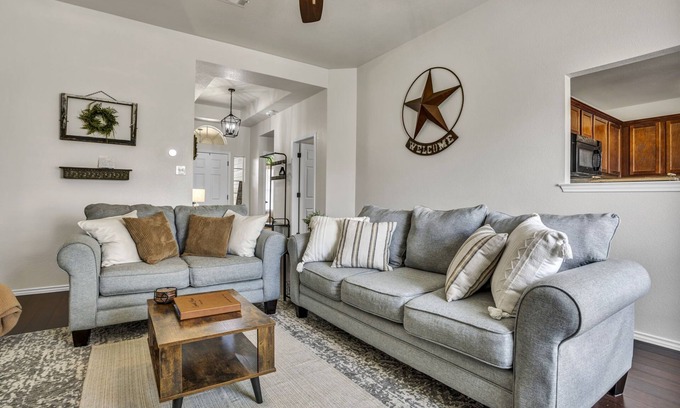 Temple Casa | Cozy, pet friendly Texan home/walk to restaurants!/King Bed w/ workspace