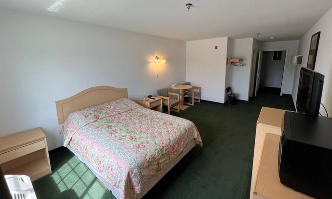 Red Bud Cama Y Desayuno | Cozy Petite Queen Suite with Free Breakfast!