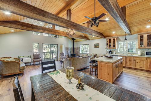 Pine Mountain Club Casa | Cozy Pine Mountain Club Cabin with Large Deck