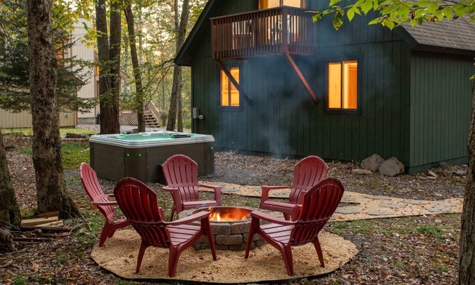 Locust Lake Village Chalet De Esquí | Cozy Pines Chalet in the Poconos with Hot Tub and Fire Pit