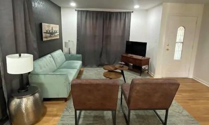 Thomasville Casa | Cozy place with work space.