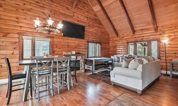 Tobyhanna Cabina | Cozy Pocono Wooded Cabin Oasis | Firepit