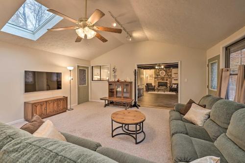 Gouldsboro Casa | Cozy Poconos Ranch Home with Pool Access, Near Lake!