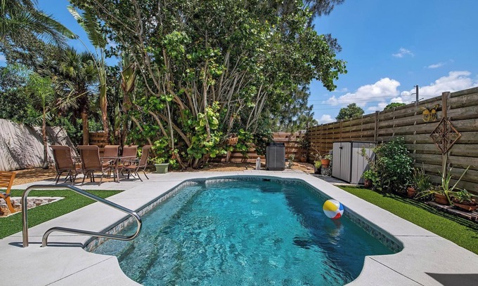 Vamo Casa | Cozy Pool Home Minutes from Siesta Key Beaches