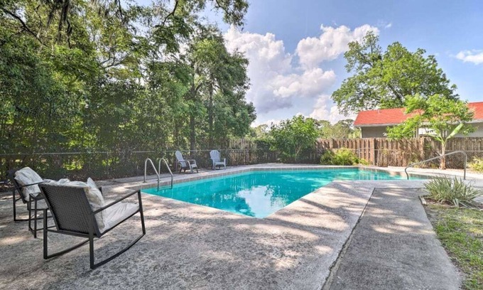 Lake Forest Cabaña | Cozy pool house minutes to the Zoo!