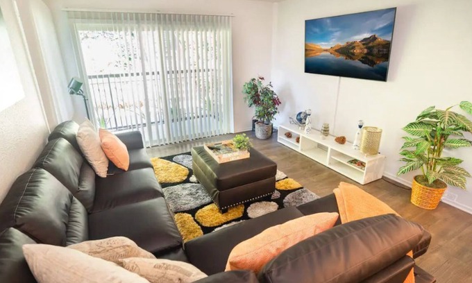 Downtown Apartamento | Cozy Priv. 2BR-2BTH Cls to LA Attractions