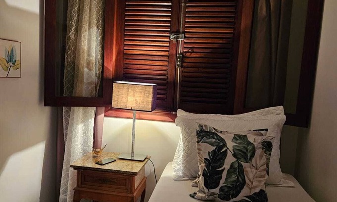 Sao Paulo Apartamento | Acogedora suite privada con espacio de lectura, piscina y sauna.