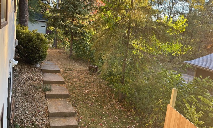 Eau Claire Apartamento | Cozy Private 1-bedroom Hillside Apartment Close to Stores