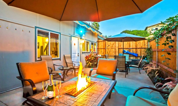 Beach Barber Tract Casa | Cosy & Privamnte, mmmmmmA \ C, patio con mesa Fire Chat
