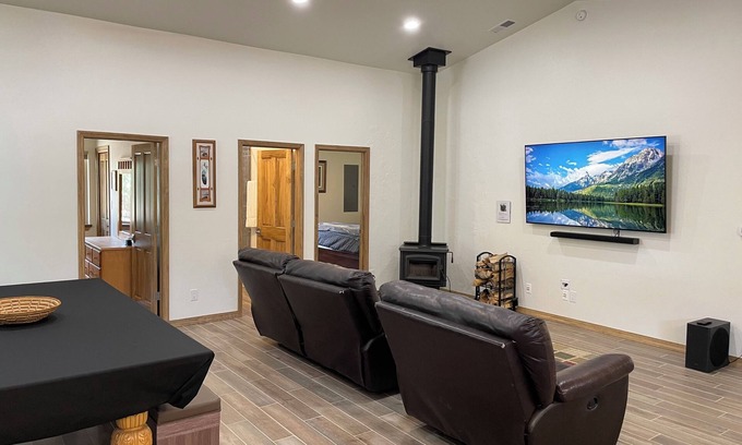 Regina Cabina | Cozy, private cabin up in the beautiful mountains of Regina, NM.