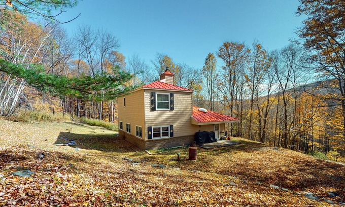 Warren Cabina | Cozy private cabin, wood stove, w/d, TVs, wifi, deck, close to skiing & golfing