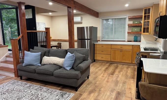 South Kingstown Cabaña | Cozy Private Cottage - close to URI, beaches, charming downtown Wakefield & more