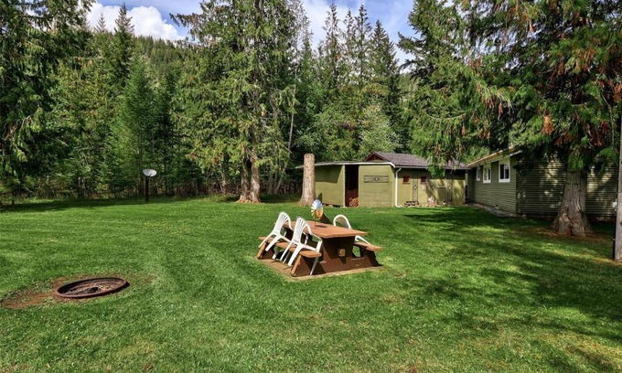 Scotch Creek Cabaña | Cozy Private Cottage Near Lake!