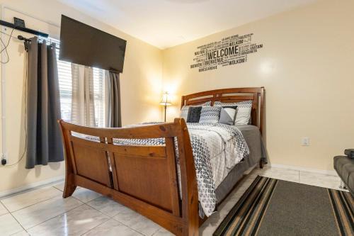 Fairvilla Casa | Cozy Private Entry Apt with a Full-Size Kitchen