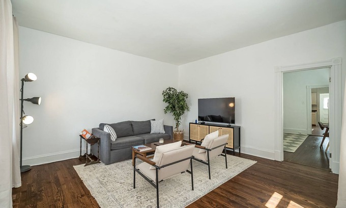 The Hill Casa | Cozy, Private home near St. Louis Zoo, Arch, Busch Stadium, and Forest Park