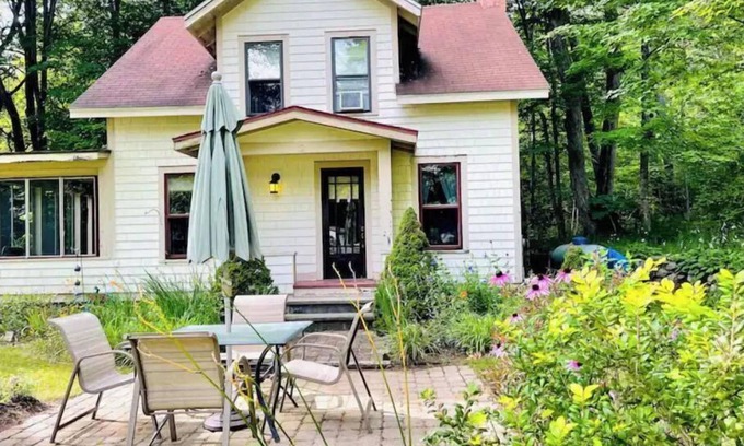 Warrensburg Casa | Cozy Private home