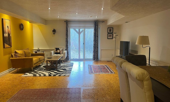 Waterloo Casa | Cozy Private One-Bedroom Walkout Basement