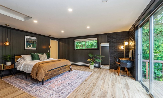 Lime Kiln Cabina | Cozy Private Riverfront Cabin w/NEW hot tub, pet-friendly, minutes from hiking