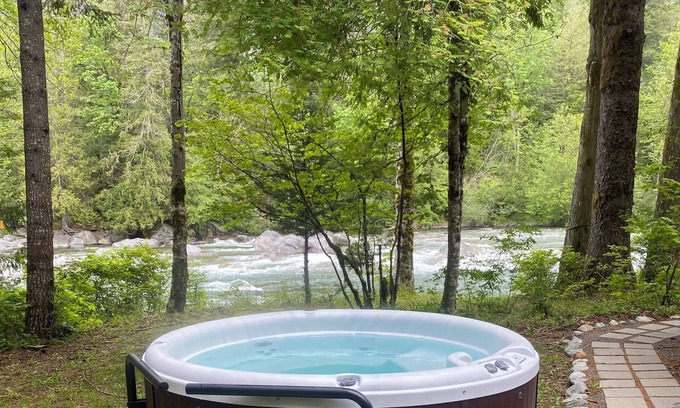 Index Cabina | Cozy, private riverfront cabin with hot tub