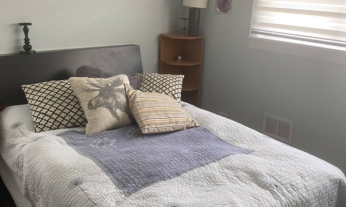 Lake Zurich Casa | Cozy private room with queen bed in Lake Zurich.