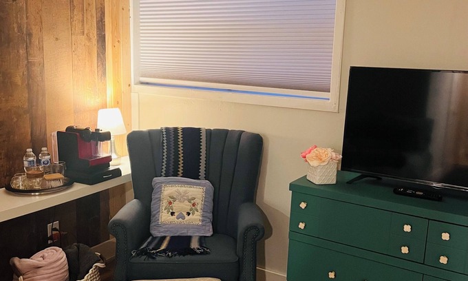 East York Apartamento | Cozy private studio, ensuite bath & free parking