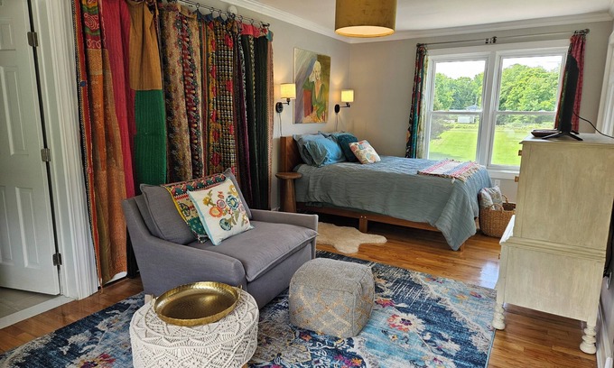 Guilford Apartamento | Cozy Private Studio with WiFi, Balcony, Kitchenette in Charming Guilford