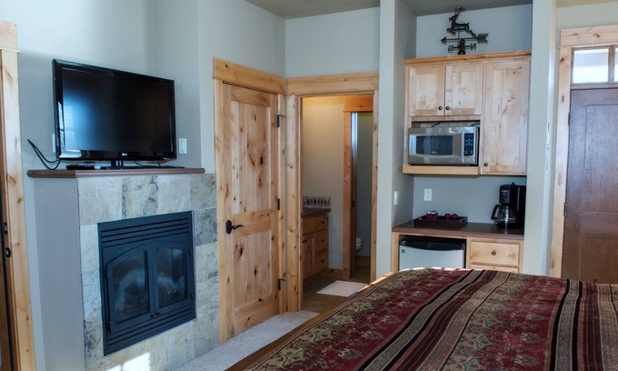 Powell Butte Casa | Cozy Private Suite with a Hot Tub