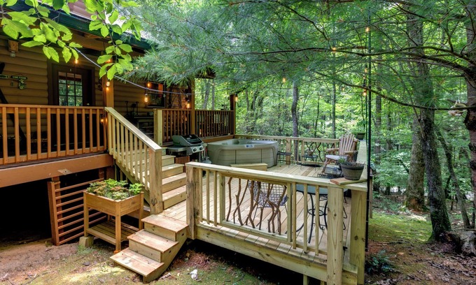 Otto Cabina | Cozy, private, tranquil mountain getaway in Otto NC near babbling creek.
