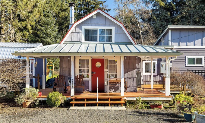 Westport Cabaña | Cozy & Quaint Westport Cottage, EV charger, 1mi to beach, restaurants & parks