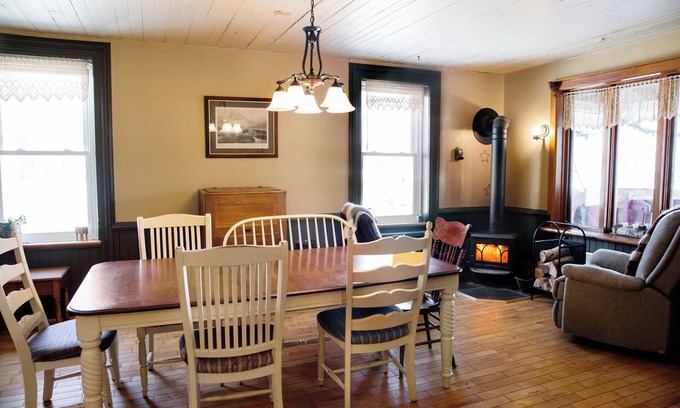Godmanchester Otro | Cozy Quebec Farmhouse Retreat — Firepit, Meadow Views & Starry Nights