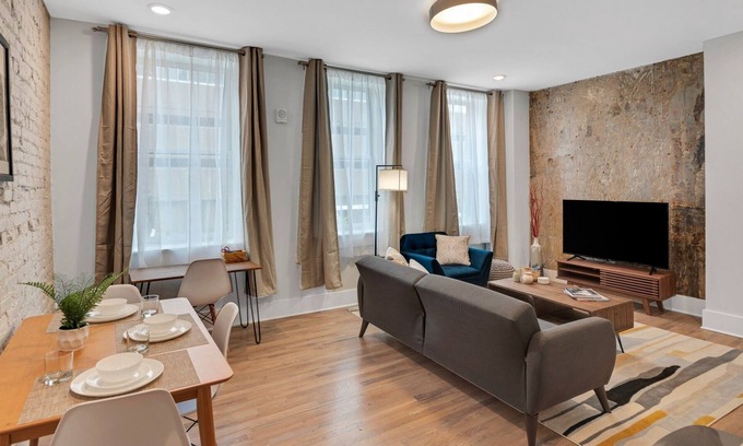 Central Business District Condominio | Cozy Queen Loft In The Heart Of Downtown Cincinnati 1 Bedroom Condo by Redawning