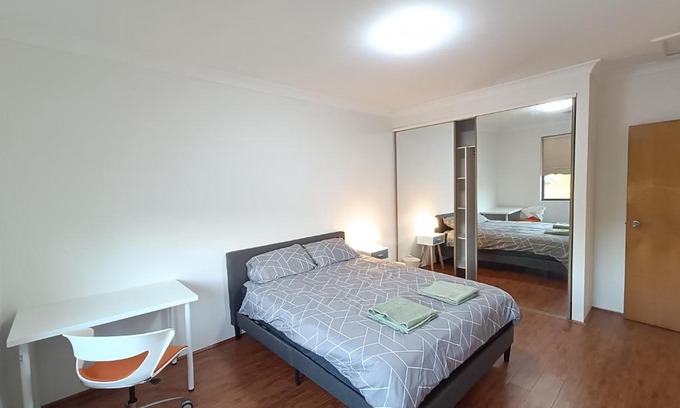 Merrylands Casa | Cozy Queen Room in Spacious Merrylands Home - M7