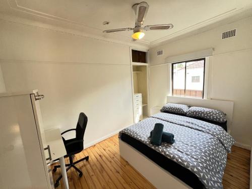 Seven Hills Casa | Cozy Queen Room next to Shopping Centre and Station - SH5
