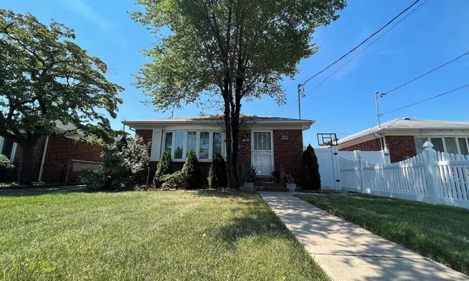 Queens Casa | Cozy Queens Retreat w/ Family Amenities & Parking