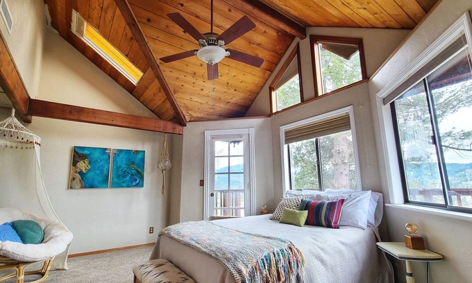 Southeast Eugene Casa | Cozy & Quiet 2 bdrm private Treehouse getaway with Amazing Views minutes from UO