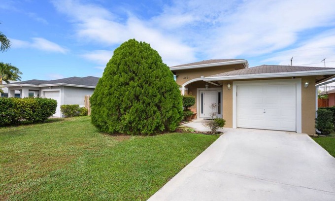Delray Beach Casa | Cozy, Quiet 3 Bedroom Home near downtown Delray Beach. No Pets