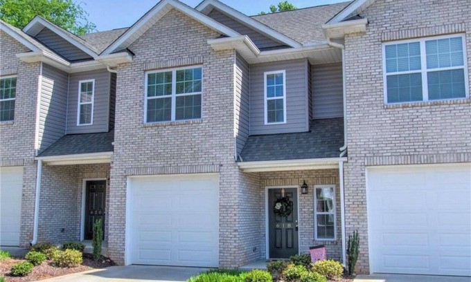 Greensboro Casa | Acogedor, tranquilo y bien nombrado Dual Master w / 2. 5 ba Townhome 4 millas a GSO !!