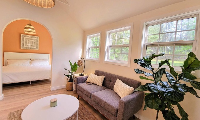 Griffin Casa | Cozy Quiet Guesthouse with Pool & Firepit