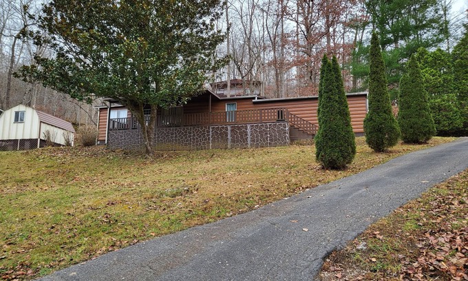 Speedwell Casa | Cozy, quiet home with a 1 minute walk to Blue Springs Boat Dock Marina