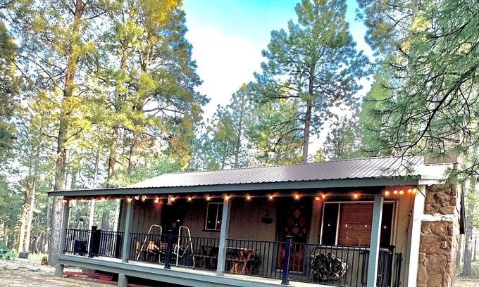 Heber Cabina | Cozy, quiet picturesque cabin in the pines & perfect escape to winter wonderland