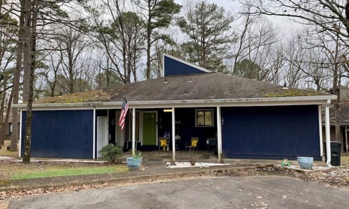 Fairfield Bay Casa | Cozy, Quirky & Fun Cabin - Sleeps 8 - Dog Friendly - Fairfield Bay, Arkansas