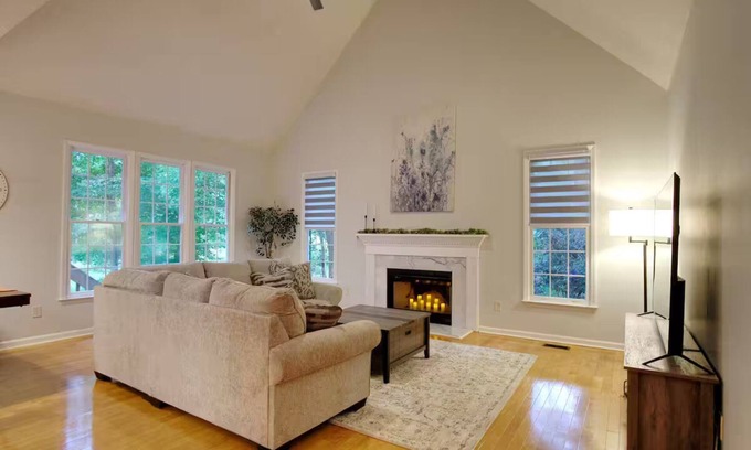 Raleigh Casa | Cozy Raleigh Tree Retreat